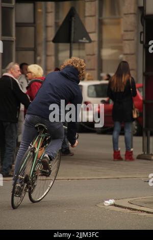 Un cliché vertical d'un randonneur mâle dans un environnement urbain, Francfort, Allemagne Banque D'Images