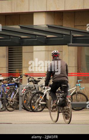 Un cliché vertical d'un cycliste masculin dans un environnement urbain, Francfort, Allemagne Banque D'Images