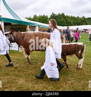 Jeunes exposants avec leur bétail Longhorn au Royal Lancashire Show 2022 Banque D'Images