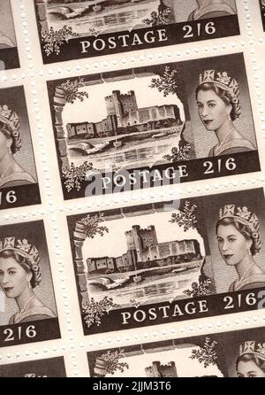 Détail d'une feuille de timbres-poste Elizabeth II GB avec châteaux. Banque D'Images