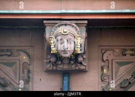 Un gros plan de la sculpture à tête femelle sur l'un des bâtiments de Francfort, en Allemagne Banque D'Images