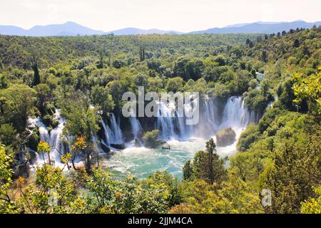 Une vue fascinante sur la cascade de Kravica sur la rivière Trebizat. Banque D'Images