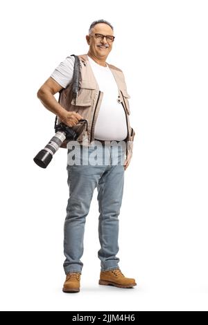 Portrait complet d'un photographe homme mature portant un appareil photo professionnel et souriant isolé sur fond blanc Banque D'Images