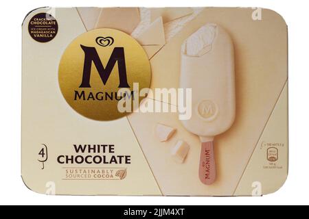 Boîte de crèmes glacées Magnum au chocolat blanc, isolées sur fond blanc - cacao durable, Royaume-Uni Banque D'Images