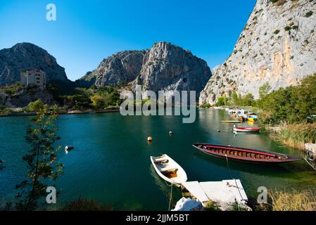 Les bateaux dans la rivière Cetina près de la ville d'omis, Croatie. Banque D'Images