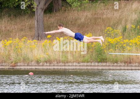 Londres ,Royaume-Uni -27/07/2022. .Un homme plonge dans les étangs de Mens sur un Hampstead Heath sec, dans le nord de Londres, car le Royaume-Uni pourrait faire face à une sécheresse si extrême Banque D'Images