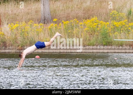 Londres ,Royaume-Uni -27/07/2022. .Un homme plonge dans les étangs de Mens sur un Hampstead Heath sec, dans le nord de Londres, car le Royaume-Uni pourrait faire face à une sécheresse si extrême Banque D'Images