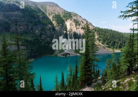 Une photo hypnotique d'un lac dans les parcs des Rocheuses canadiennes Banque D'Images