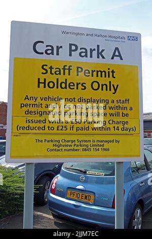 Parking pour le personnel, les patients et les visiteurs, panneau jaune au NHS, à l'hôpital de Warrington, Lovely Lane, Warrington, Cheshire, ANGLETERRE, ROYAUME-UNI, WA5 1QG Banque D'Images