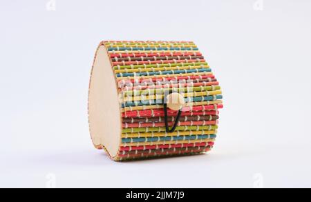boîte multicolore. Boîte pour petits objets en bois bambou en forme de coeur Banque D'Images