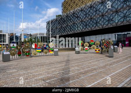 BIRMINGHAM, ROYAUME-UNI. 27th juillet 2022. Échange de badges des drapeaux des nations - ce spectaculaire hommage, accueille et reconnaît les soixante-douze nations et territoires en compétition participant aux Jeux du Commonwealth de Birmingham 2022 sur la place du Centenaire, lors de l'événement du relais de bâton de la Reine de Birmingham 2022 - Jeux du Commonwealth sur la place Victoria, mercredi, 27 juillet, 2022 À BIRMINGHAM, ROYAUME-UNI. Credit: Taka G Wu/Alay Live News Banque D'Images