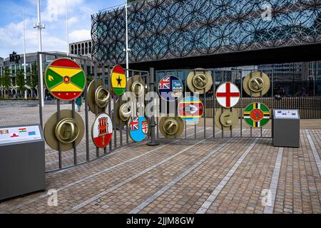 BIRMINGHAM, ROYAUME-UNI. 27th juillet 2022. Échange de badges des drapeaux des nations - ce spectaculaire hommage, accueille et reconnaît les soixante-douze nations et territoires en compétition participant aux Jeux du Commonwealth de Birmingham 2022 sur la place du Centenaire, lors de l'événement du relais de bâton de la Reine de Birmingham 2022 - Jeux du Commonwealth sur la place Victoria, mercredi, 27 juillet, 2022 À BIRMINGHAM, ROYAUME-UNI. Credit: Taka G Wu/Alay Live News Banque D'Images