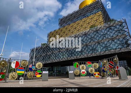 BIRMINGHAM, ROYAUME-UNI. 27th juillet 2022. Échange de badges des drapeaux des nations - ce spectaculaire hommage, accueille et reconnaît les soixante-douze nations et territoires en compétition participant aux Jeux du Commonwealth de Birmingham 2022 sur la place du Centenaire, lors de l'événement du relais de bâton de la Reine de Birmingham 2022 - Jeux du Commonwealth sur la place Victoria, mercredi, 27 juillet, 2022 À BIRMINGHAM, ROYAUME-UNI. Credit: Taka G Wu/Alay Live News Banque D'Images