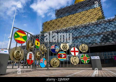 BIRMINGHAM, ROYAUME-UNI. 27th juillet 2022. Échange de badges des drapeaux des nations - ce spectaculaire hommage, accueille et reconnaît les soixante-douze nations et territoires en compétition participant aux Jeux du Commonwealth de Birmingham 2022 sur la place du Centenaire, lors de l'événement du relais de bâton de la Reine de Birmingham 2022 - Jeux du Commonwealth sur la place Victoria, mercredi, 27 juillet, 2022 À BIRMINGHAM, ROYAUME-UNI. Credit: Taka G Wu/Alay Live News Banque D'Images