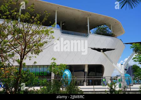 MIAMI, FL -18 MAI 2022 - vue sur le Phillip and Patricia Frost Museum of Science Building situé sur Knight Plaza dans le centre-ville de Miami, Floride, États-Unis Banque D'Images