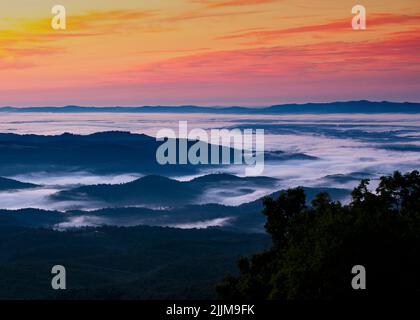 Vue avant l'aube des nuages comme l'océan depuis le sommet de Blue Ridge Parkway en Caroline du Nord. Banque D'Images