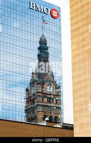 Milwaukee City Hall Sky scraper centre relected dans le bâtiment de verre BMO. Banque D'Images