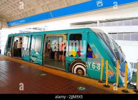 MIAMI, FL -18 MAI 2022 - vue sur le Metromover transport de masse gratuit monorail élevé transportant des personnes dans le centre-ville de Miami, Omni, et Brickell Banque D'Images