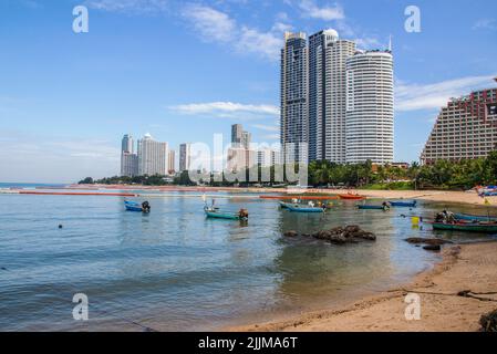 Une vue sur la plage de Naklua dans la partie nord de Pattaya en arrière-plan de bâtiments élevés Banque D'Images