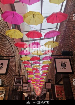 Une photo verticale d'un marché Camden avec des décorations de parapluie colorées à Londres, au Royaume-Uni Banque D'Images