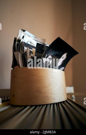 Un panier avec de vieilles photos en noir et blanc dans une boutique d'époque à Munich, en Allemagne Banque D'Images