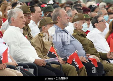 (220727) -- CIENFUEGOS, 27 juillet 2022 (Xinhua) -- le chef révolutionnaire cubain Raul Castro (2nd L, front), le président cubain Miguel Diaz-Canel (1st L, front) et le Premier ministre cubain Manuel Marrero (3rd L, front) assistent à un rassemblement massif pour célébrer la Journée nationale de la rébellion à Cienfuegos, Cuba, 26 juillet 2022. Mardi, les Cubains ont célébré la Journée nationale de la rébellion par un rassemblement massif pour la première fois depuis le début de la pandémie COVID-19. Le chef révolutionnaire cubain Raul Castro et le président cubain Miguel Diaz-Canel ont assisté à l'événement qui s'est tenu dans la province centrale de Cienfuegos, située ainsi Banque D'Images