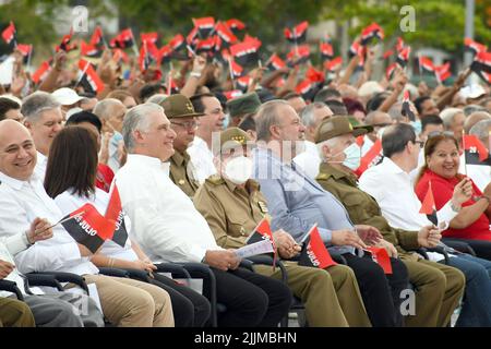 (220727) -- CIENFUEGOS, 27 juillet 2022 (Xinhua) -- le chef révolutionnaire cubain Raul Castro (4th L, front), le président cubain Miguel Diaz-Canel (3rd L, front) et le Premier ministre cubain Manuel Marrero (5th L, front) assistent à un rassemblement massif pour célébrer la Journée nationale de la rébellion à Cienfuegos, Cuba, 26 juillet 2022. Mardi, les Cubains ont célébré la Journée nationale de la rébellion par un rassemblement massif pour la première fois depuis le début de la pandémie COVID-19. Le chef révolutionnaire cubain Raul Castro et le président cubain Miguel Diaz-Canel ont assisté à l'événement qui s'est tenu dans la province centrale de Cienfuegos, située ainsi Banque D'Images