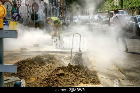 Bruxelles, Belgique, 08 juillet 2022, travailleurs, travailleurs de la construction, Travaux routiers sur la pose d'asphalte sur la rue de la ville . Photo de haute qualité Banque D'Images