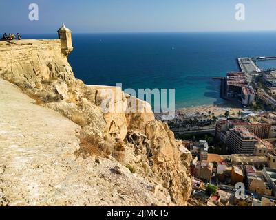 Une belle vue aérienne du château de Santa Barbara à Alicante, en Espagne, sur la mer ensoleillée et le ciel bleu Banque D'Images