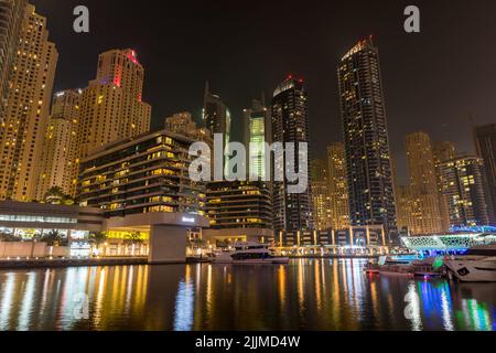 La photo nocturne à angle bas du quartier de Marina à Dubaï Banque D'Images