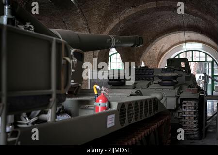 Un char de guerre caché à l'intérieur de l'ancien entrepôt industriel. Banque D'Images