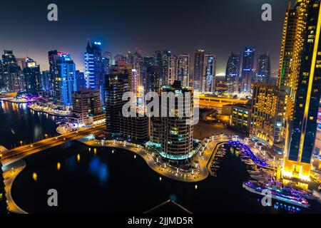 La photo en grand angle d'un paysage nocturne de Marina, Dubaï Banque D'Images