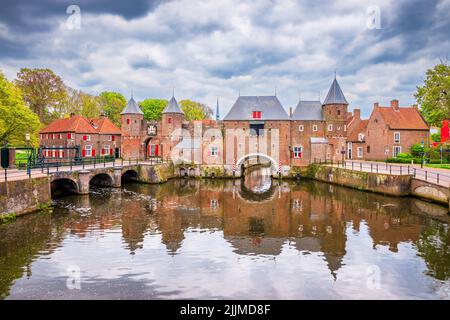Amersfoort, pays-Bas. La porte médiévale de Koppelport par une journée nuageux. Banque D'Images
