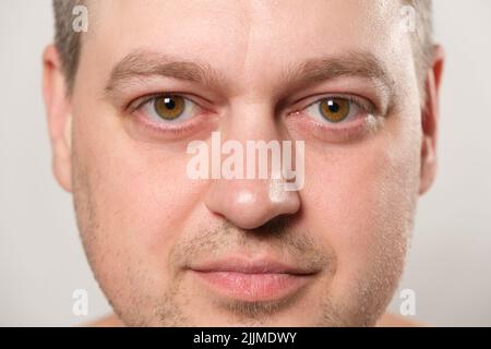 Le visage d'un homme caucasien de 36 ans avec un gros plan de lui regardant dans la caméra. Banque D'Images