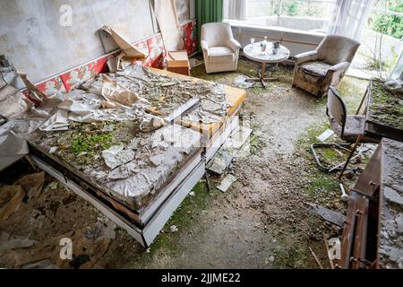 Un gros plan de meubles cassés dans la maison abandonnée Banque D'Images