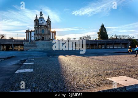 Le sanctuaire de Sameiro à Braga contre un ciel bleu nuageux Banque D'Images