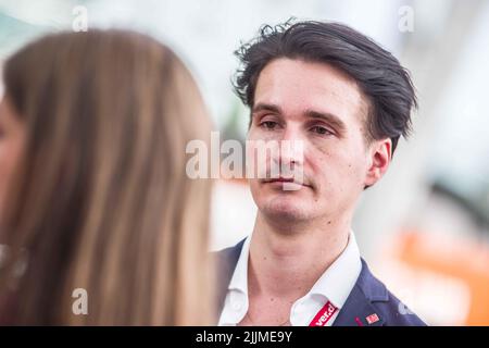 Munich, Bavière, Allemagne. 27th juillet 2022. Dennis Dacke de Verdi. Critiquant la direction de la compagnie aérienne pour le récent chaos de voyage, le syndicat Ver.di a organisé des grèves dans toute l'Allemagne pour son personnel au sol, y compris à l'aéroport international de Munich. Ver.di critique que Lufthansa tente de faire du haut de gamme pour ses clients en tant que compagnie aérienne premium tout en payant à ses employés des tarifs bas de compagnie aérienne. La prochaine série de pourparlers se déroulsera sur 3 août et 4th à Francfort-sur-le-main. (Image de crédit: © Sachelle Babbar/ZUMA Press Wire) Banque D'Images