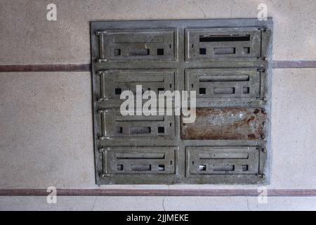 Boîtes aux lettres originales dans la maison de résidence sur 1 rue Asnyka, construite par Ignacy Kraus en 1937-1938, exemple d'architecture moderniste à Rzeszow, Pologne Banque D'Images