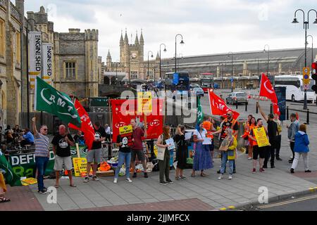 Gare de Bristol Temple Meads, Bristol, Royaume-Uni. 27th juillet 2022. Une ligne DE piquetage DE NOIX à l'extérieur de l'entrée de la gare de Bristol Temple Meads alors que le personnel de chemin de fer sort en grève. Crédit photo : Graham Hunt/Alamy Live News Banque D'Images