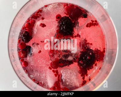 Gin tonique avec glace et baies rouges vues d'en haut Banque D'Images