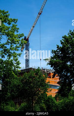 Grande grue pour la construction d'un immeuble d'appartements aux pays-Bas Banque D'Images