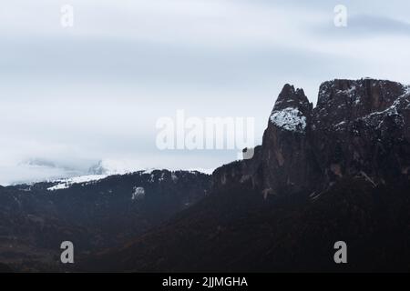 une photo des montagnes enneigées avec des arbres sous Banque D'Images