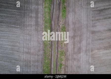 Route parmi les champs labourés dans la région de Gmina Lochow, Masovian Voivodeship de Pologne Banque D'Images