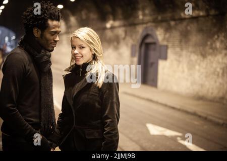 Couple urbain. Images spontanées d'un jeune couple de race mixte attrayant dans un environnement urbain. D'une série d'images avec les mêmes caractères. Banque D'Images