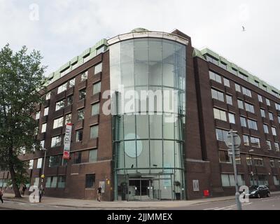 Un bâtiment avec façade vitrée à Bristol, Royaume-Uni Banque D'Images