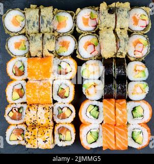 Un lot de petits pains à sushis appétissants Banque D'Images