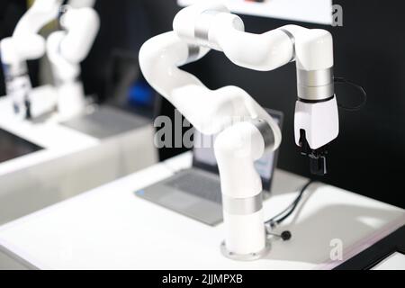 Gros plan du robot pour travailler en usine industrielle et en ligne de production automatisée Banque D'Images