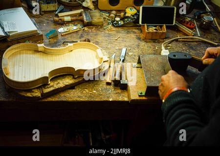 Vue intérieure du laboratoire luthier du créateur de violon Carlos Roberts à Cremona. Italie. Banque D'Images