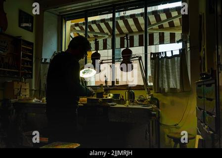 Vue intérieure du laboratoire luthier du créateur de violon Carlos Roberts à Cremona. Italie. Banque D'Images