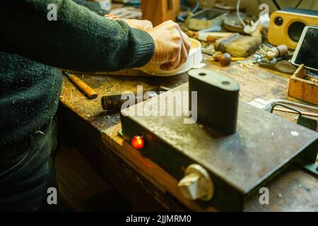 Vue intérieure du laboratoire luthier du créateur de violon Carlos Roberts à Cremona. Italie. Banque D'Images